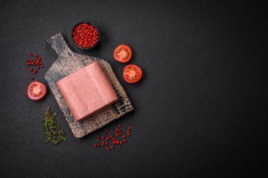 Lezzetli, tuzlu, baharatlı ve çimento kaplı pembe jambon.