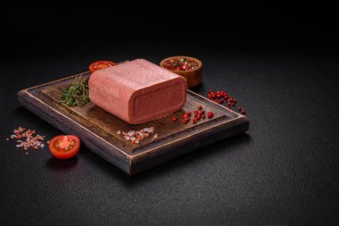 Lezzetli, tuzlu, baharatlı ve çimento kaplı pembe jambon.