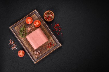 Lezzetli, tuzlu, baharatlı ve çimento kaplı pembe jambon.