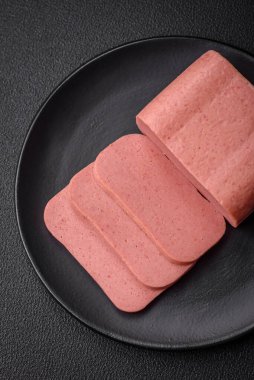 Lezzetli, tuzlu, baharatlı ve çimento kaplı pembe jambon.