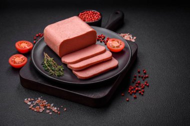 Lezzetli, tuzlu, baharatlı ve çimento kaplı pembe jambon.