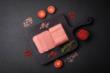 Lezzetli, tuzlu, baharatlı ve çimento kaplı pembe jambon.