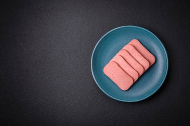 Lezzetli, tuzlu, baharatlı ve çimento kaplı pembe jambon.