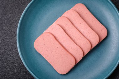 Lezzetli, tuzlu, baharatlı ve çimento kaplı pembe jambon.