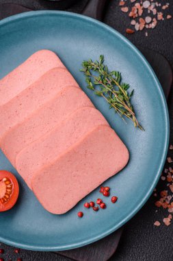 Lezzetli, tuzlu, baharatlı ve çimento kaplı pembe jambon.