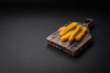 Peynirli, mozzarella, tuz ve baharatlı, yağda kızartılmış leziz çıtır peynir çubukları. Fast food, paket servis.