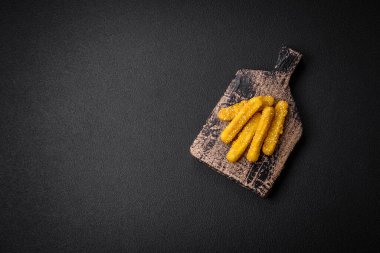 Peynirli, mozzarella, tuz ve baharatlı, yağda kızartılmış leziz çıtır peynir çubukları. Fast food, paket servis.