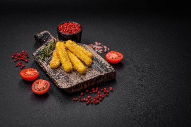 Peynirli, mozzarella, tuz ve baharatlı, yağda kızartılmış leziz çıtır peynir çubukları. Fast food, paket servis.