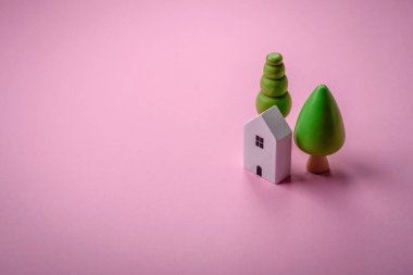 Küçük ahşap bir ev ve anahtarlar kendi evinize yatırım yapmak ve gayrimenkul satın alma hedefine ulaşmak için bir fikir. Fikrin için arka plan