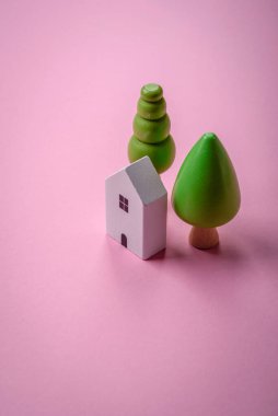 Küçük ahşap bir ev ve anahtarlar kendi evinize yatırım yapmak ve gayrimenkul satın alma hedefine ulaşmak için bir fikir. Fikrin için arka plan