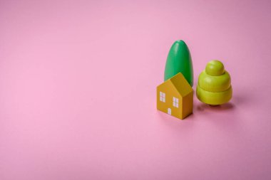 Küçük ahşap bir ev ve anahtarlar kendi evinize yatırım yapmak ve gayrimenkul satın alma hedefine ulaşmak için bir fikir. Fikrin için arka plan