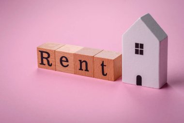 Küçük ahşap bir ev ve kiralık bir yazı. Satılık konsept, aile için emlak kiralama. Emlakçılık, yeni ev ve dairelerin satışı.