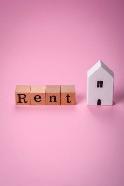 Küçük ahşap bir ev ve kiralık bir yazı. Satılık konsept, aile için emlak kiralama. Emlakçılık, yeni ev ve dairelerin satışı.