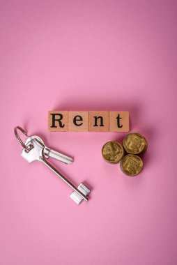 Küçük ahşap bir ev ve kiralık bir yazı. Satılık konsept, aile için emlak kiralama. Emlakçılık, yeni ev ve dairelerin satışı.
