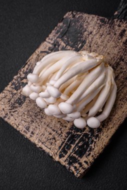 Arka planda tuz ve baharatlı küçük, yenilebilir kayın mantarları. Asya yemekleri için malzemeler