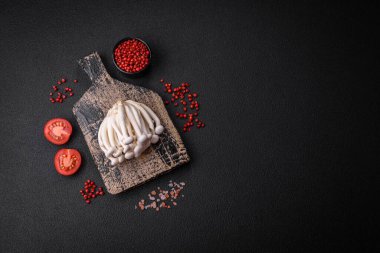 Arka planda tuz ve baharatlı küçük, yenilebilir kayın mantarları. Asya yemekleri için malzemeler