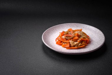 Tavuk ve hindi ile nefis taze yahni ya da tatlı biber dilimleri ve tuz ve baharatlı havuç ile koyu beton arka planda.