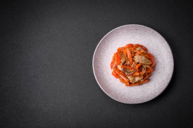 Tavuk ve hindi ile nefis taze yahni ya da tatlı biber dilimleri ve tuz ve baharatlı havuç ile koyu beton arka planda.