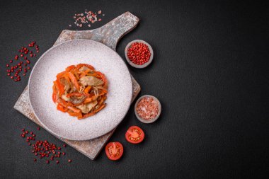 Tavuk ve hindi ile nefis taze yahni ya da tatlı biber dilimleri ve tuz ve baharatlı havuç ile koyu beton arka planda.