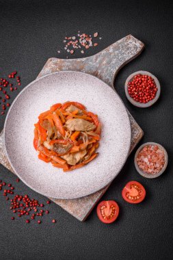 Tavuk ve hindi ile nefis taze yahni ya da tatlı biber dilimleri ve tuz ve baharatlı havuç ile koyu beton arka planda.