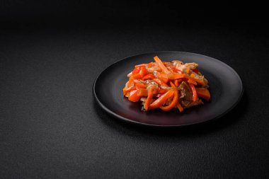 Tavuk ve hindi ile nefis taze yahni ya da tatlı biber dilimleri ve tuz ve baharatlı havuç ile koyu beton arka planda.