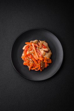 Tavuk ve hindi ile nefis taze yahni ya da tatlı biber dilimleri ve tuz ve baharatlı havuç ile koyu beton arka planda.