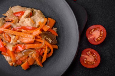 Tavuk ve hindi ile nefis taze yahni ya da tatlı biber dilimleri ve tuz ve baharatlı havuç ile koyu beton arka planda.