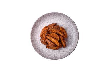 Sarımsak, tuz, baharat ve çimento kaplı lezzetli çıtır patatesler.