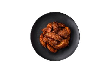 Sarımsak, tuz, baharat ve çimento kaplı lezzetli çıtır patatesler.