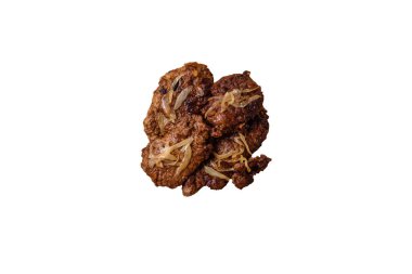 Lezzetli kızarmış tavuk veya tuzlu, baharatlı ve seramik tabakta otlu sığır ciğeri.