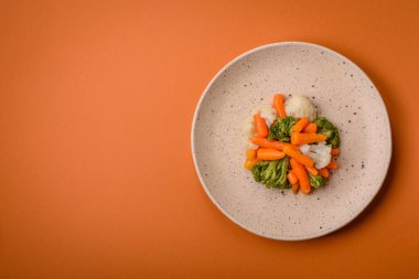 Lezzetli taze sebzeler brokoli, karnabahar, tuz, baharat ve otlarla pişirilmiş havuç.