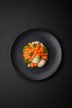 Lezzetli taze sebzeler brokoli, karnabahar, tuz, baharat ve otlarla pişirilmiş havuç.