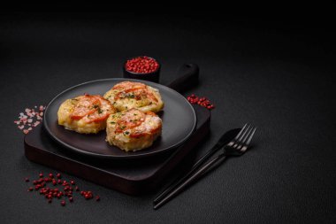 Peynirli, domatesli, tuzlu, baharatlı ve çimento kaplı lezzetli balık filetosu.