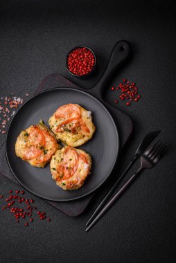 Peynirli, domatesli, tuzlu, baharatlı ve çimento kaplı lezzetli balık filetosu.