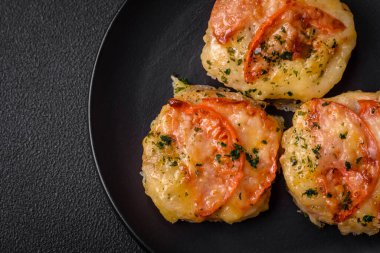 Peynirli, domatesli, tuzlu, baharatlı ve çimento kaplı lezzetli balık filetosu.