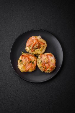 Peynirli, domatesli, tuzlu, baharatlı ve çimento kaplı lezzetli balık filetosu.