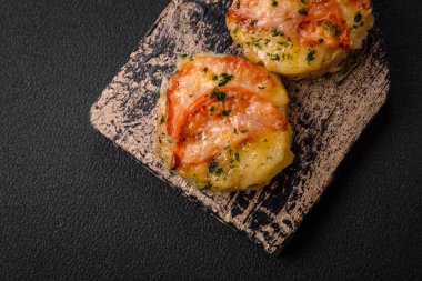 Peynirli, domatesli, tuzlu, baharatlı ve çimento kaplı lezzetli balık filetosu.