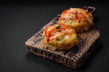 Peynirli, domatesli, tuzlu, baharatlı ve çimento kaplı lezzetli balık filetosu.