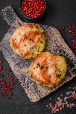 Peynirli, domatesli, tuzlu, baharatlı ve çimento kaplı lezzetli balık filetosu.