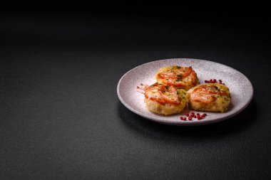 Peynirli, domatesli, tuzlu, baharatlı ve çimento kaplı lezzetli balık filetosu.