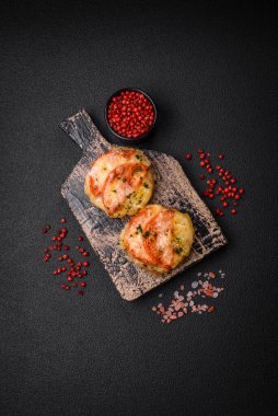 Peynirli, domatesli, tuzlu, baharatlı ve çimento kaplı lezzetli balık filetosu.