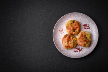 Peynirli, domatesli, tuzlu, baharatlı ve çimento kaplı lezzetli balık filetosu.