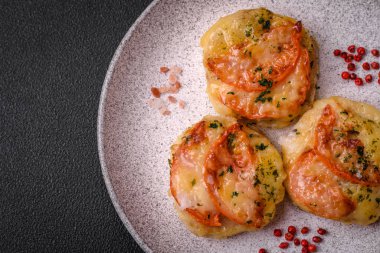 Peynirli, domatesli, tuzlu, baharatlı ve çimento kaplı lezzetli balık filetosu.