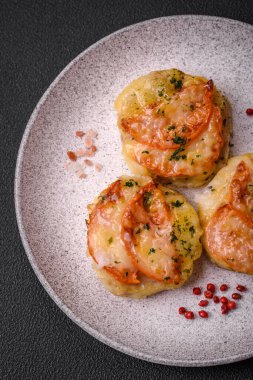 Peynirli, domatesli, tuzlu, baharatlı ve çimento kaplı lezzetli balık filetosu.