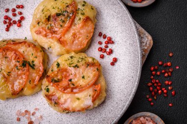 Peynirli, domatesli, tuzlu, baharatlı ve çimento kaplı lezzetli balık filetosu.