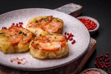 Peynirli, domatesli, tuzlu, baharatlı ve çimento kaplı lezzetli balık filetosu.