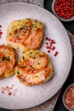 Peynirli, domatesli, tuzlu, baharatlı ve çimento kaplı lezzetli balık filetosu.