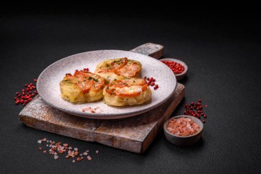 Peynirli, domatesli, tuzlu, baharatlı ve çimento kaplı lezzetli balık filetosu.