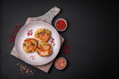 Peynirli, domatesli, tuzlu, baharatlı ve çimento kaplı lezzetli balık filetosu.