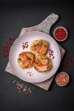 Peynirli, domatesli, tuzlu, baharatlı ve çimento kaplı lezzetli balık filetosu.